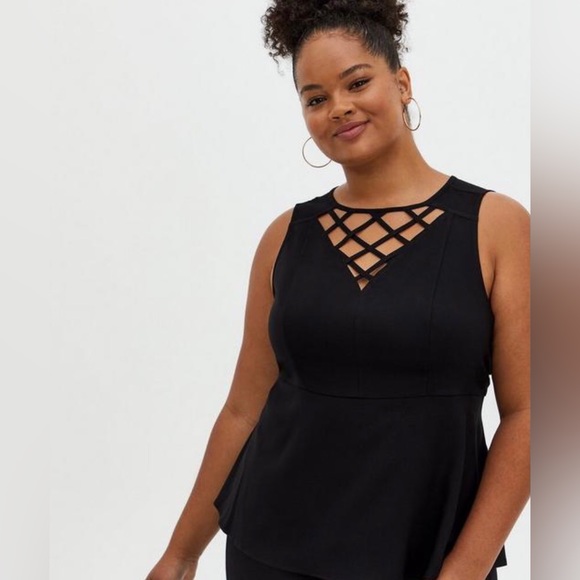 🆕👚AUCTION PRICE👩🏻‍⚖️ Cute Peplum Crepe Cage Front Top - Picture 1 of 5